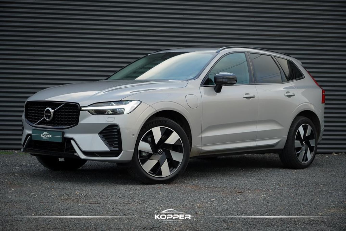 Volvo XC60 - 2.0 T6 Plug-in hybrid AWD Plus Dark / Pano / Trekhaak / Stoel&Stuurwielverwarming - AutoWereld.nl