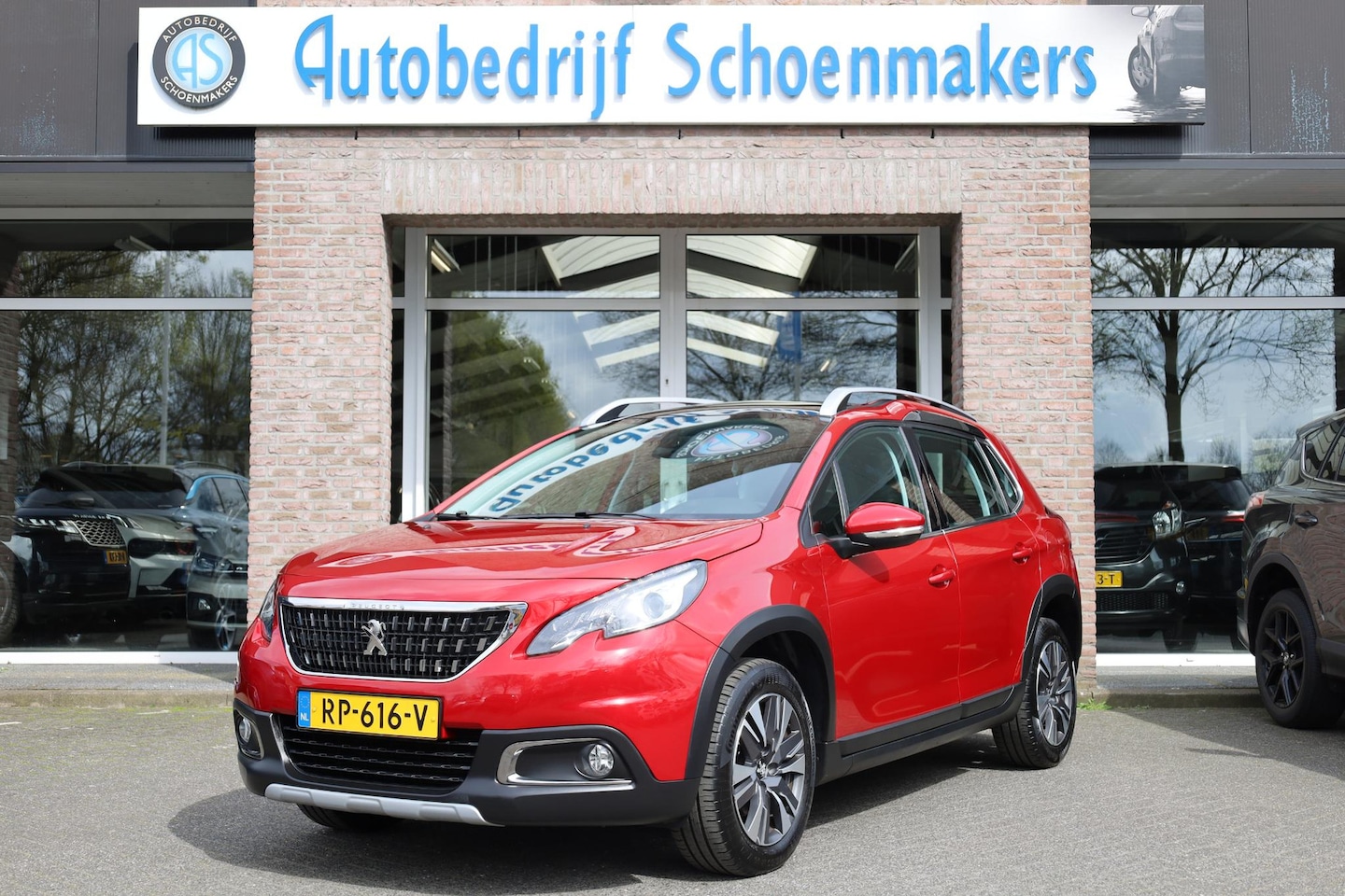 Peugeot 2008 - 1.2 PureTech Allure PANO TREKHAAK 1e-EIGENAAR CARPLAY DAB NAVI NAP HALFLEER ZEER-NETJES! C - AutoWereld.nl