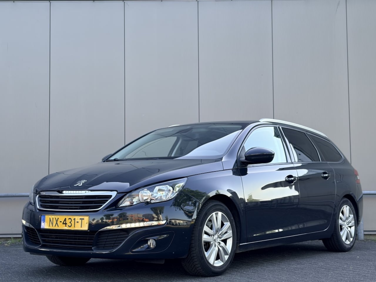 Peugeot 308 SW - 1.2 PureT - pano - airco - cruise - navi - nap! - trekhaak - - AutoWereld.nl