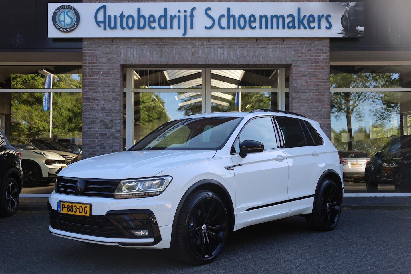 Volkswagen Tiguan - 2.0 TSI 4Motion Highline R-LINE TREKHAAK ELEC.UITKLAPBAAR 2.500 KG!! PANO STOELVERW. ADAPT - AutoWereld.nl