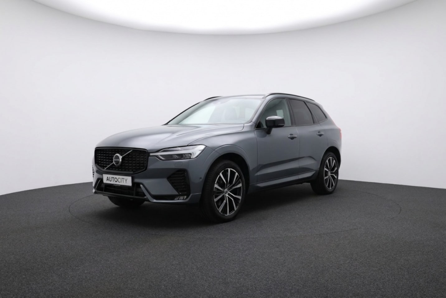 Volvo XC60 - Ultimate Dark B5 AWD Bowers l Luchtvering l Trekhaak l 360 l HUD - AutoWereld.nl