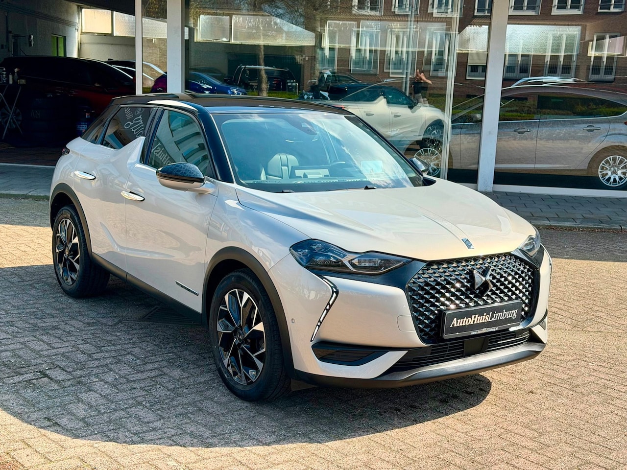 DS 3 Crossback - 1.2 PureTech Louvre|Camera|Leer|Nav|CarPlay|Unieke uitvoering - AutoWereld.nl