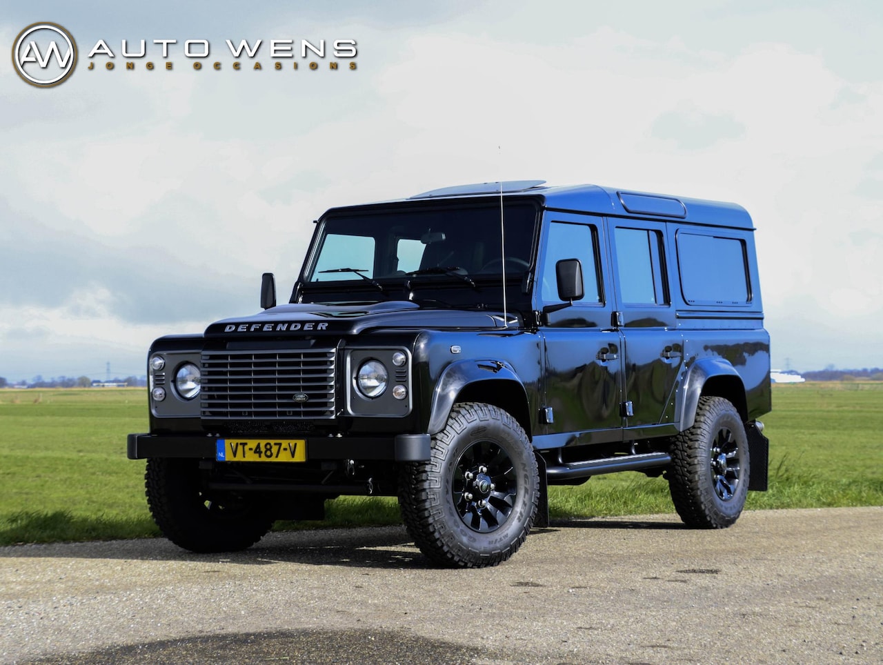 Land Rover Defender 110 - 2.2 D SW 110" XTech | 6.575 KM | in Concoursstaat - AutoWereld.nl