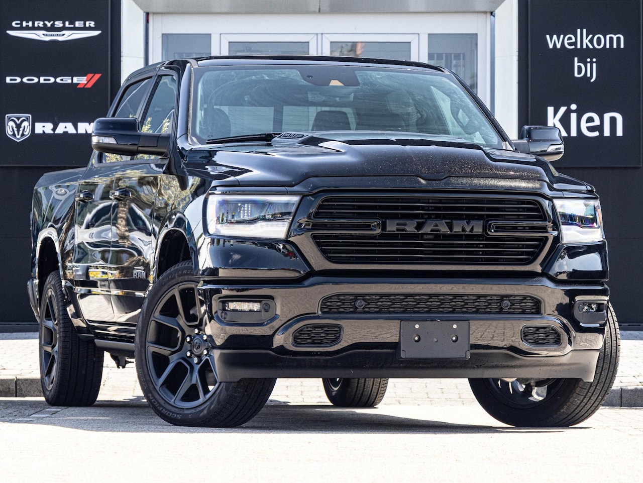 Dodge Ram 1500 - 5.7 V8 4x4 Crew Cab Sport Night Edition | Pano-Dak | Groot Navi | Elektrisch Sidebars - AutoWereld.nl
