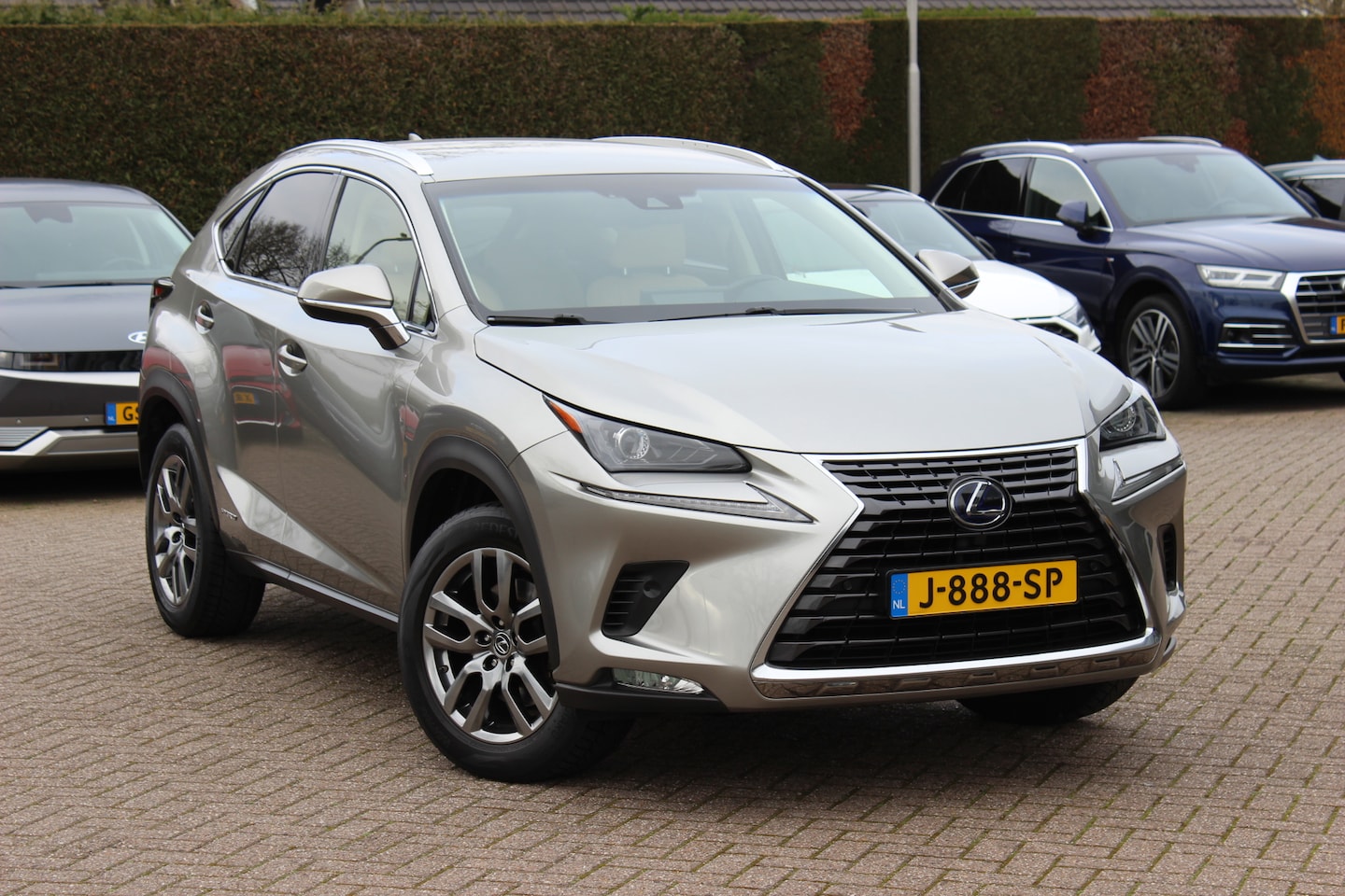 Lexus NX - 300h AWD Luxury Line / Dealer Onderhouden / Trekhaak / Camera / Leder / Keyless / 18'' / N - AutoWereld.nl