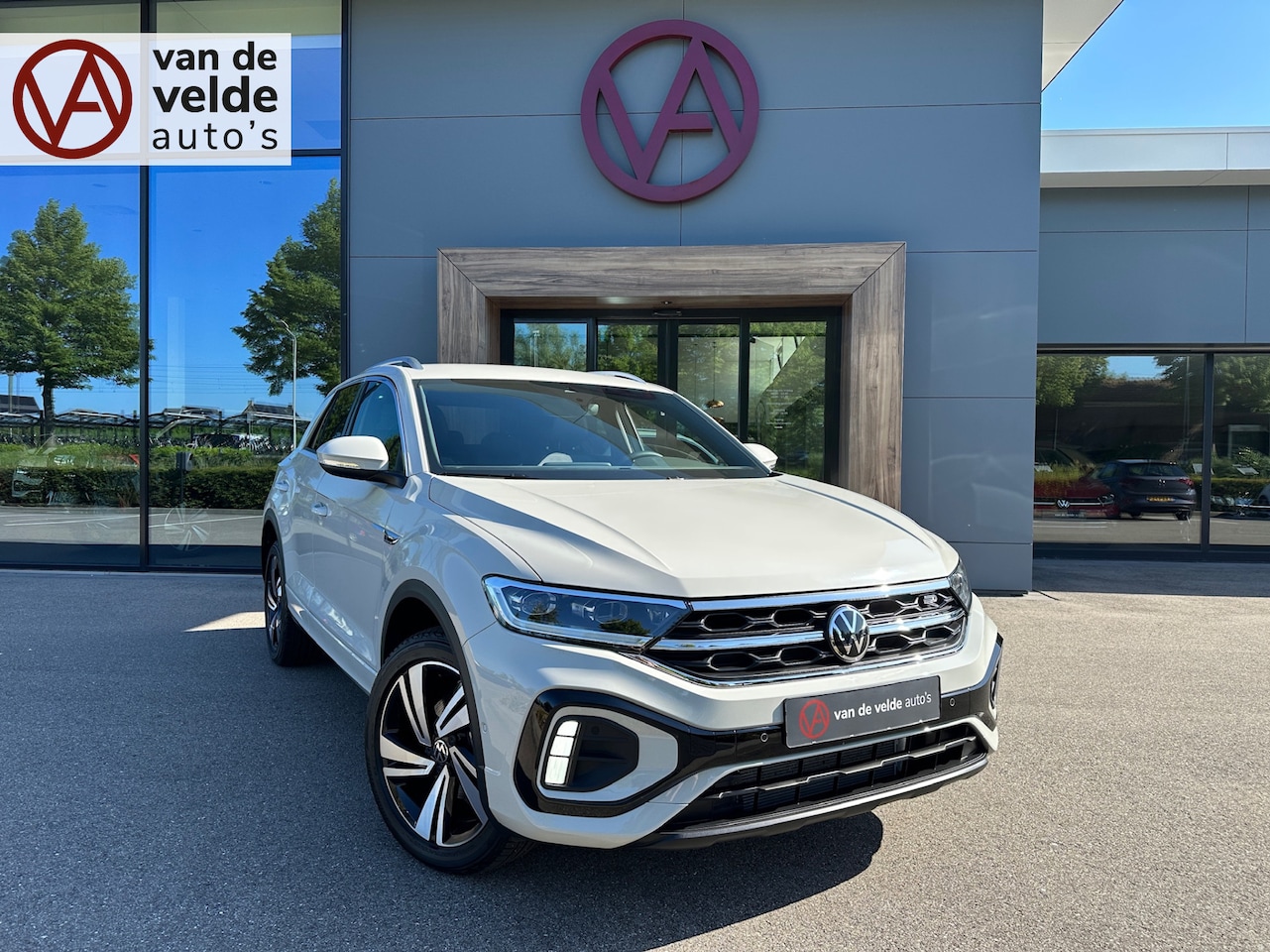 Volkswagen T-Roc - 1.5 TSI 150pk DSG R-Line | Camera | Keyless | Elek. Achterklep | Dode hoek | Rijklaar incl - AutoWereld.nl