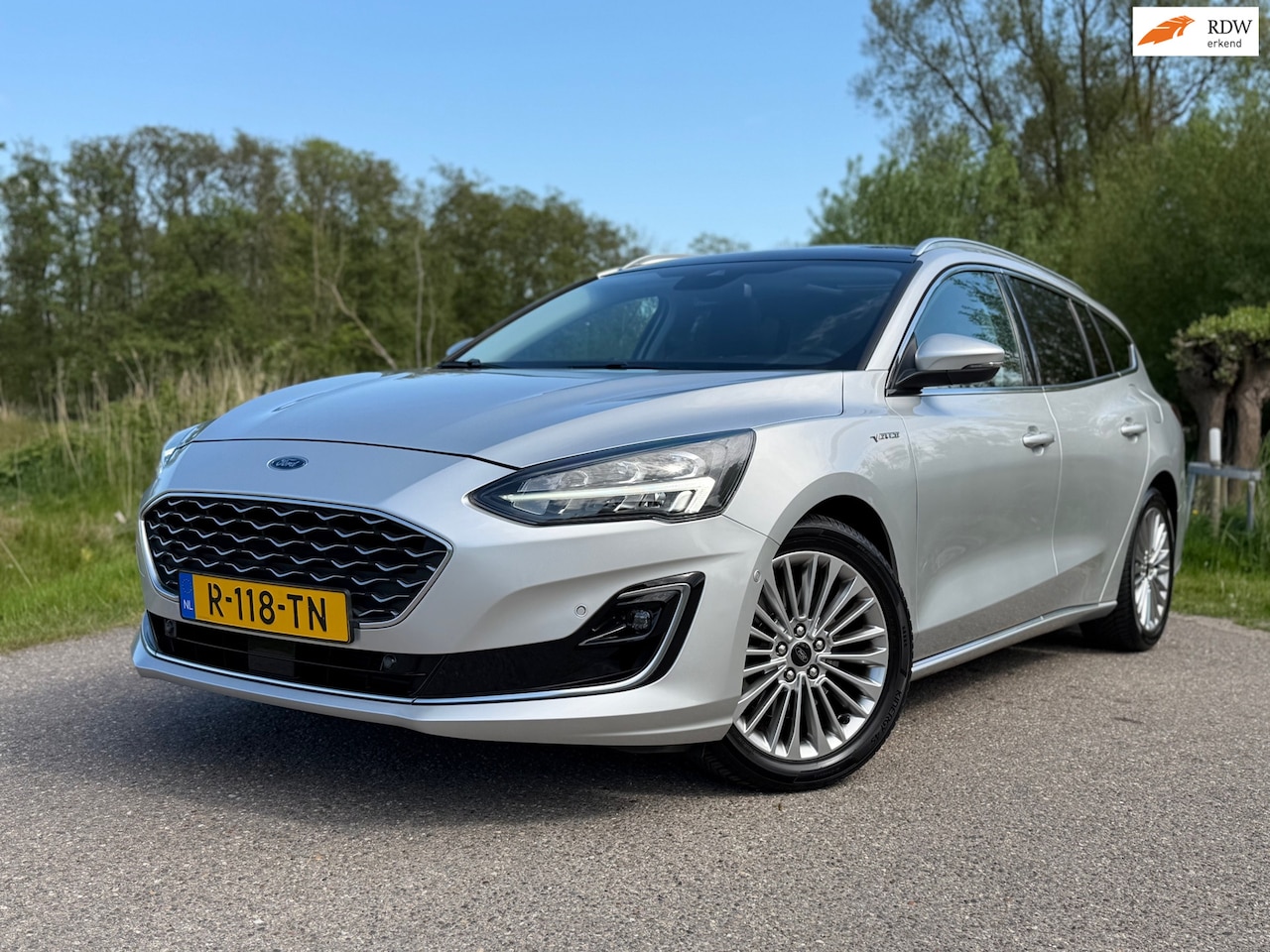 Ford Focus Wagon - 1.0 EcoBoost Vignale Automaat / Panoramadak / Leder / Camera / Navi / Stuur-/Stoelverwarmi - AutoWereld.nl