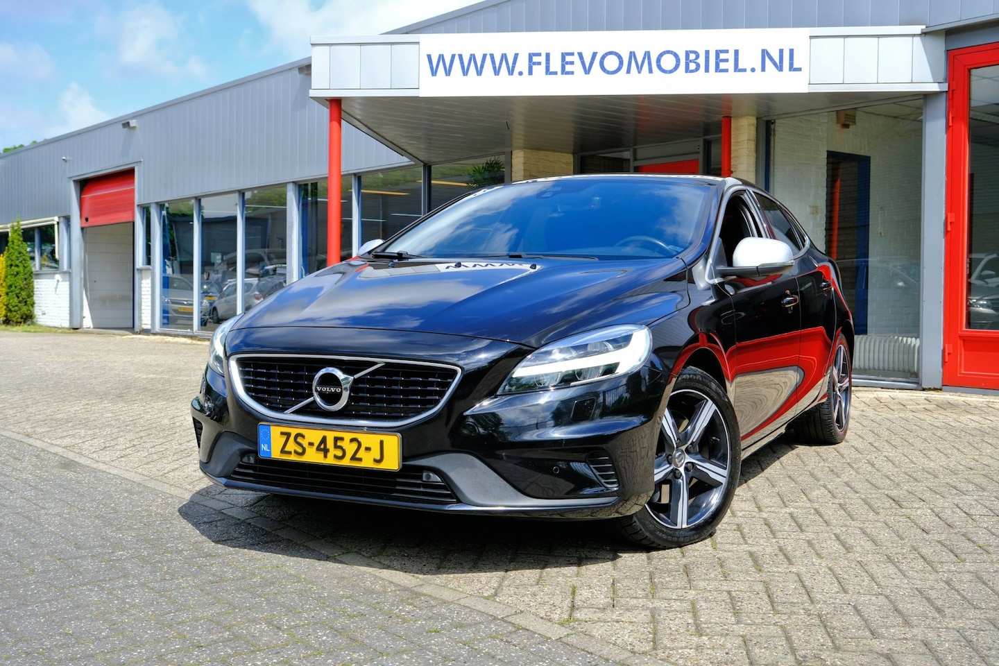 Volvo V40 - 1.5 T3 Polar+ Sport Aut. Pano|Leder|Nav|DAB|Cam|LMV - AutoWereld.nl
