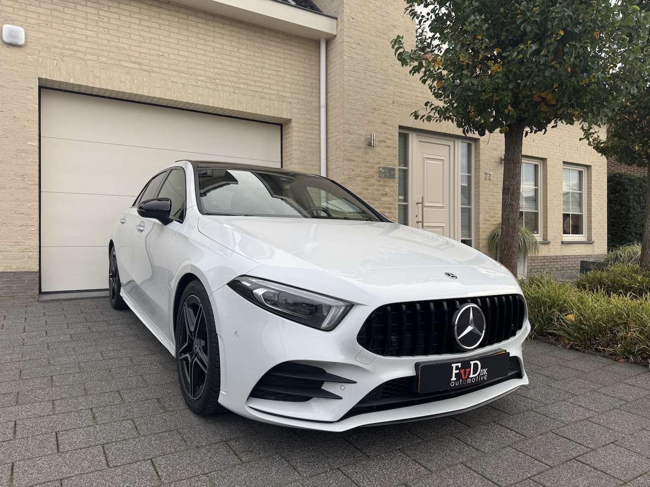 Mercedes-Benz A-klasse - 180 AMG Aut Panoramadak Nightpakket Widescreen SfeerVerlichting Keyless SportLeder Led Cam - AutoWereld.nl