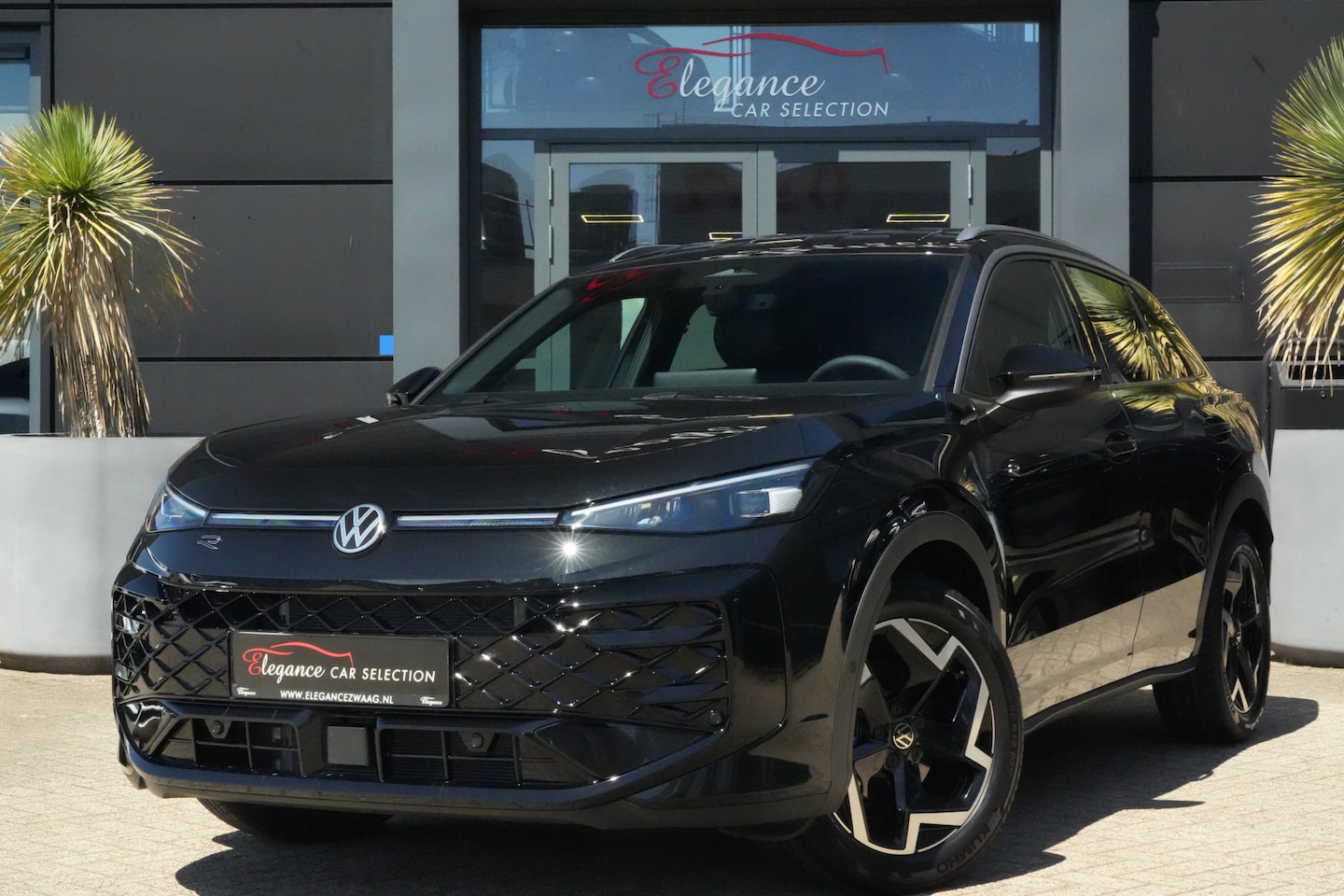 Volkswagen T-Roc - 1.5 eTsi R-Line Edition 150pk Navigatie/Stoelverwarming/Camera - AutoWereld.nl