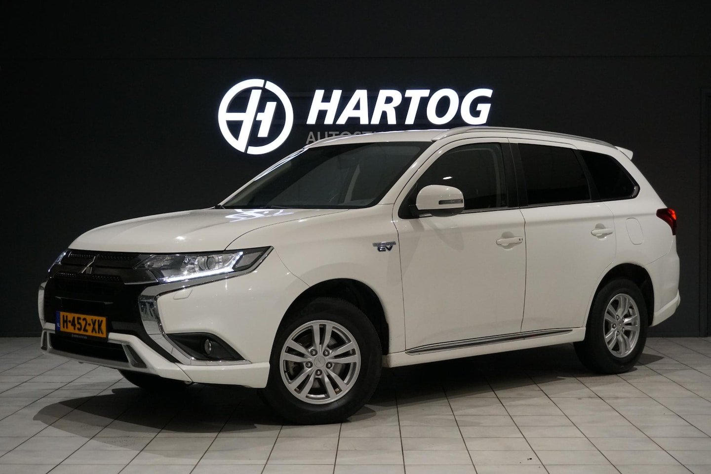 Mitsubishi Outlander - 2.4 PHEV Pure + TREKHAAK / CARPLAY / CAMERA / STOELVERWARMING / - AutoWereld.nl