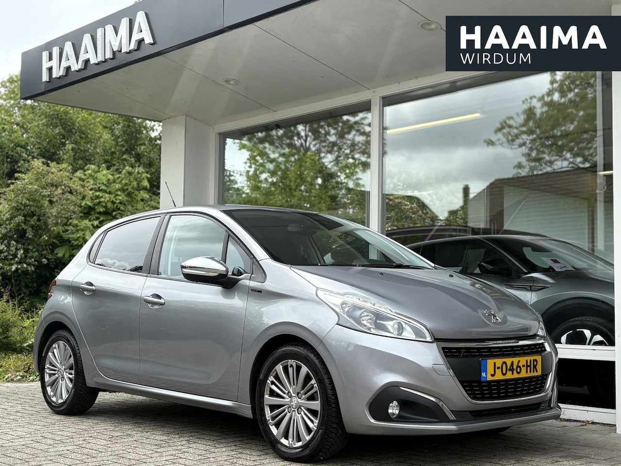 Peugeot 208 - 1.2 82pk Signature | Weinig kilometers | Navigatie | Cruise Control | Parkeersensoren | Pr - AutoWereld.nl