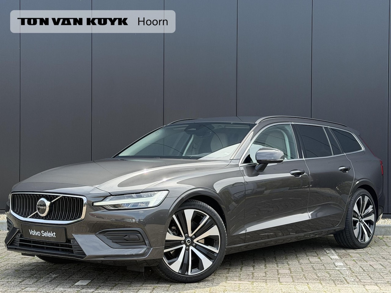 Volvo V60 - 2.0 B3 Core intellisafe/ keyless entry/ climate line/ 19 inch/ extra getint glas - AutoWereld.nl