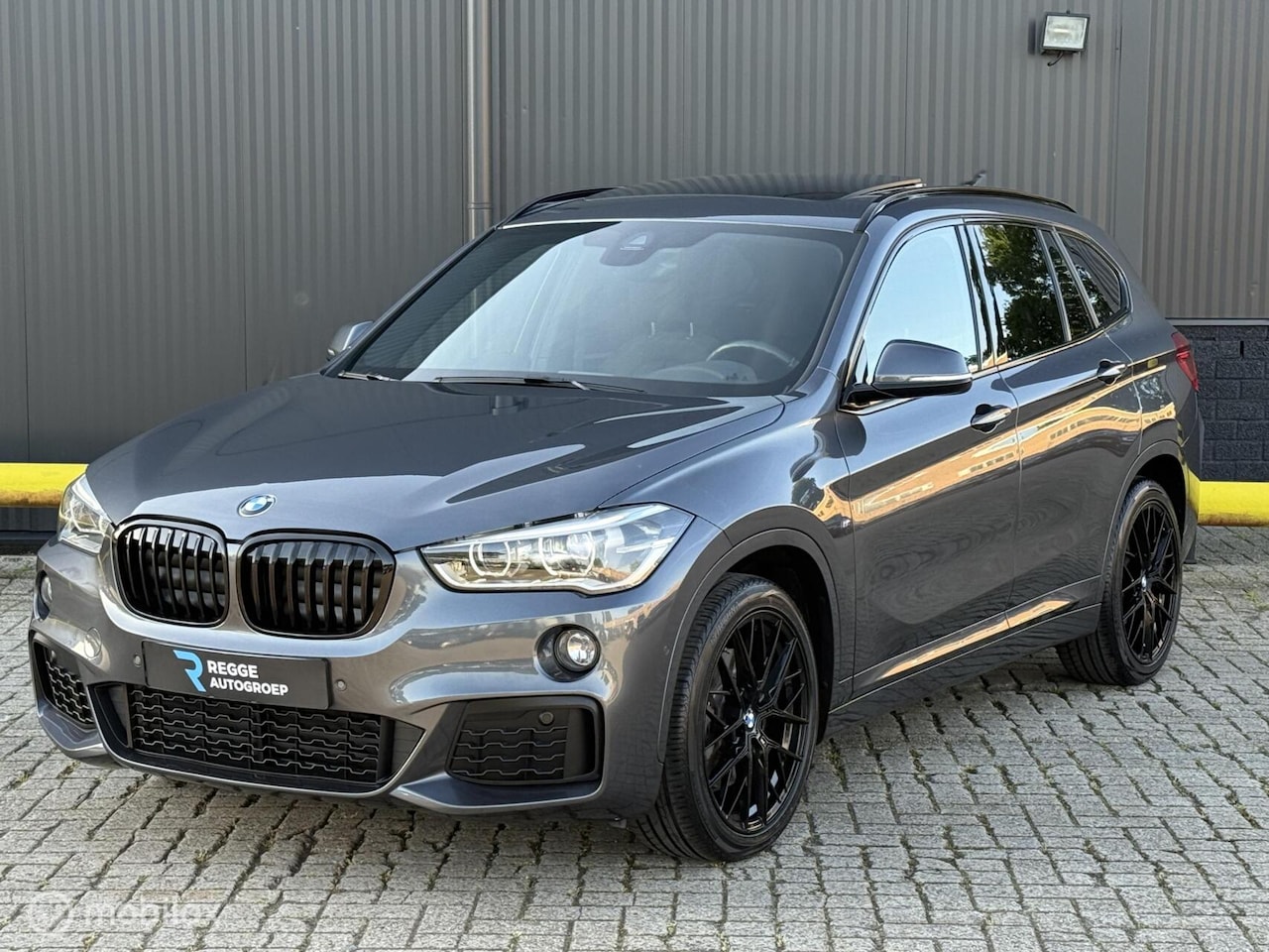 BMW X1 - xDrive20i M-Pakket PANORAMADAK | NIEUWSTAAT - AutoWereld.nl