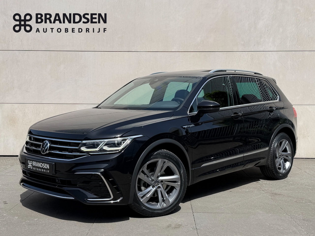 Volkswagen Tiguan - 1.5 TSI R-Line Business+ Pano-Leer-ACC-Trekhaak-Stuur/Stoel verw. - AutoWereld.nl