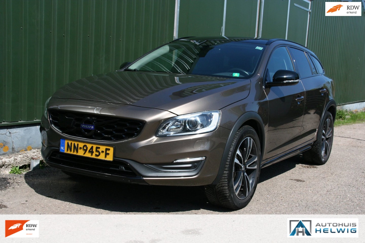 Volvo V60 Cross Country - 2.0 T5 Summum R-DESIGN, LEER, NAVIGATIE, CAMERA, TREKHAAK - AutoWereld.nl