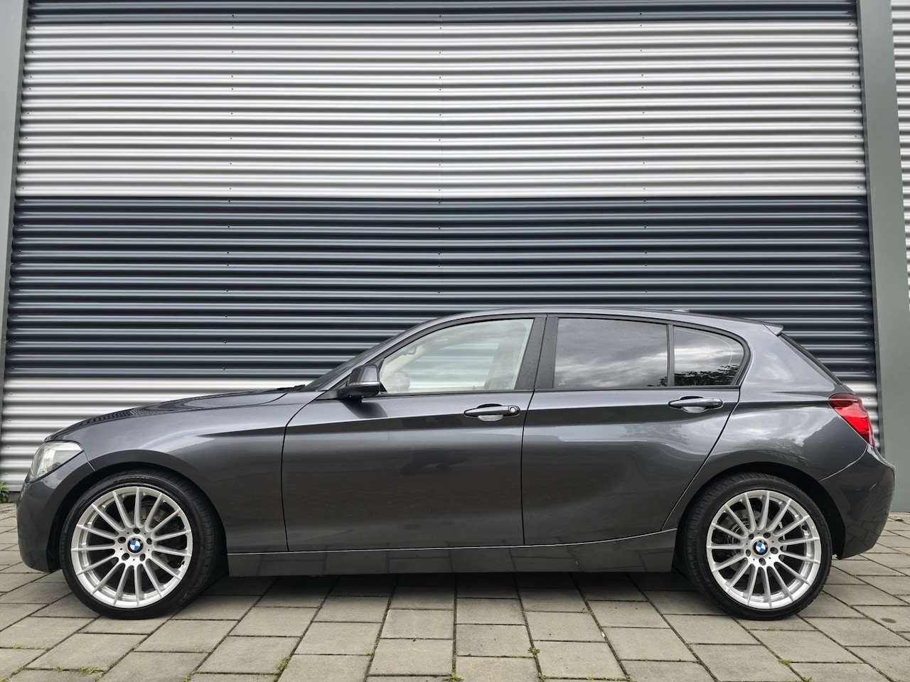 BMW 1-serie - 116i Business+ Automaat ,Climatronic, leder zeer mooi - AutoWereld.nl