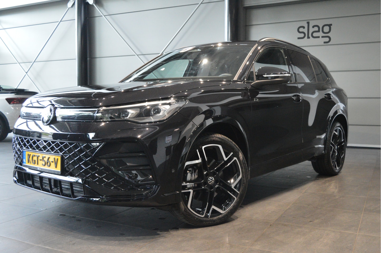 Volkswagen Tiguan - 2.0 TDI 3X R-LINE Black Style camera cruise 20 inch 150 pk !! - AutoWereld.nl