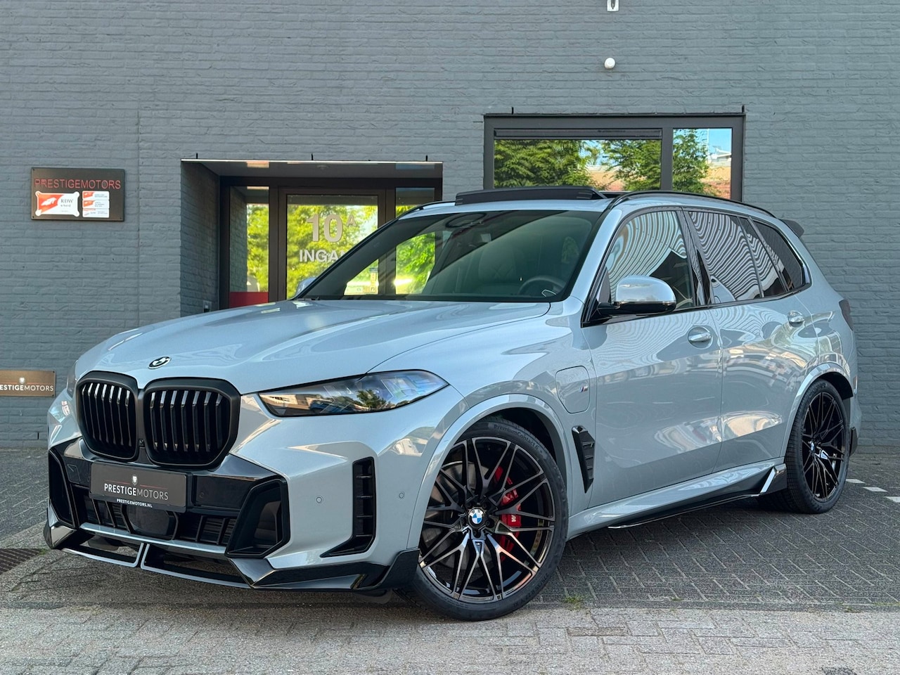 BMW X5 - XDrive50e M-Sport | Softclose | Pano | Trekhaak | Luchtvering | Carbon | Brooklyn Grey - AutoWereld.nl