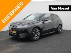 BMW iX - xDrive40 Executive 77 kWh | NAVIGATIE | HEAD UP DISPLAY | STUUR- & STOELVERWARMING | CAMER