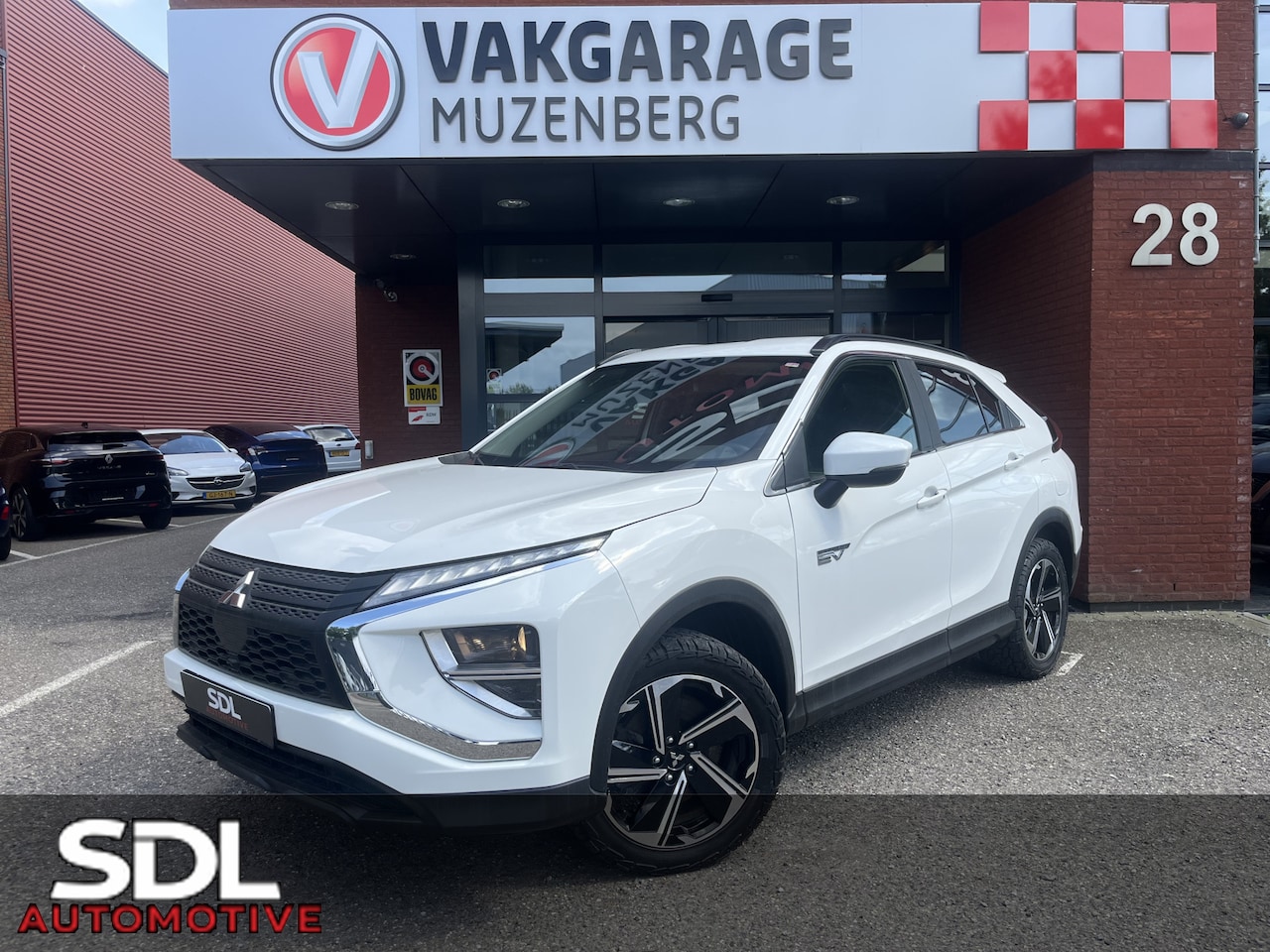 Mitsubishi Eclipse Cross - 2.4 PHEV Intense // LED // CAMERA // KEYLESS // CARPLAY // CLIMA // STOELVERWARMING // - AutoWereld.nl