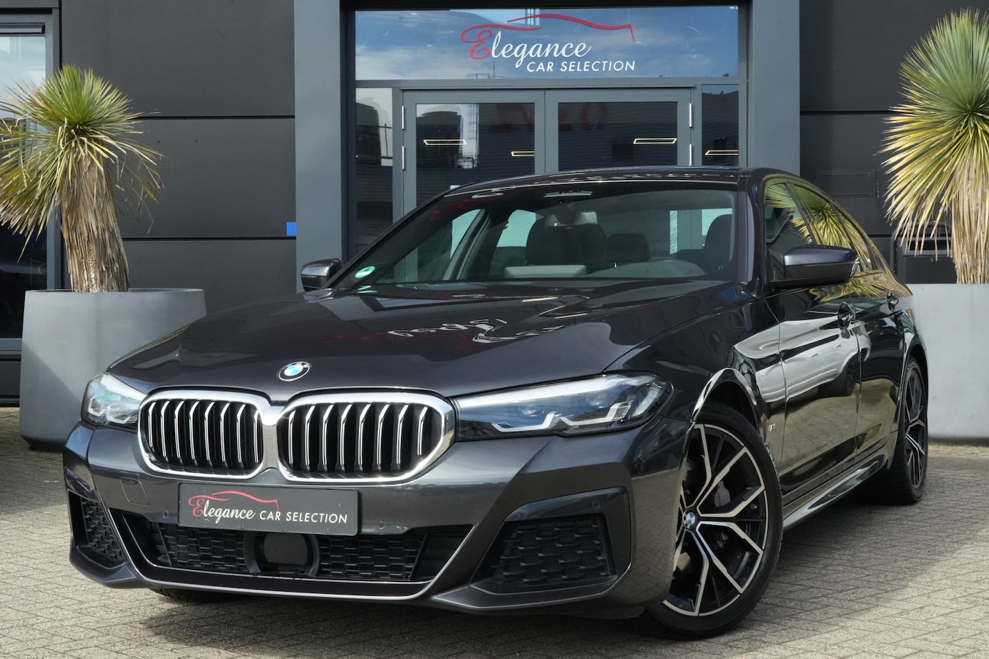 BMW 5-serie - 530i M Sport High Executive 252pk Panoramadak/Camera/Stoelverwarming - AutoWereld.nl