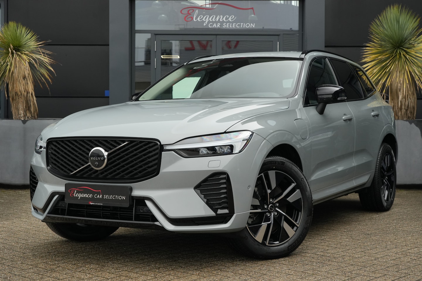 Volvo XC60 - 2.0 T8 FACELIFT Plug-in hybrid AWD Plus Dark 455pk Panoramadak/HarmanKardon/360Camera - AutoWereld.nl