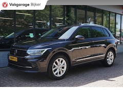 Volkswagen Tiguan - 1.5 TSI Life Business Trekhaak/Navi/App-connect