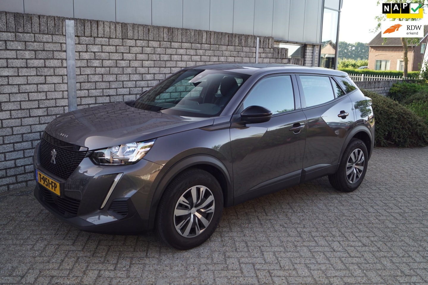 Peugeot 2008 - 1.2 PureTech 100 Active Pack Clima Appele Carplay Navi Cruise DAB Sportst PDC Botswaarschu - AutoWereld.nl