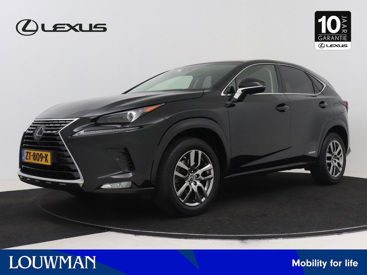 Lexus NX - 300h AWD Luxury Line | Panoramadak | Leer | Apple Carplay/ Android Auto | El. achterklep | - AutoWereld.nl