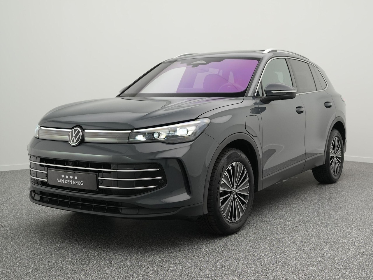Volkswagen Tiguan - 1.5 eHybrid 204 PK Elegance | LED Matrix IQ | Leder || Stoelkoeling En Verwarming | Trekha - AutoWereld.nl