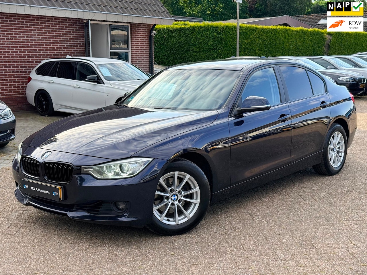 BMW 3-serie - 320i High Executive|Ketting vervangen|Navigatie|Airco|Automaat|Cruise control|Nette staat. - AutoWereld.nl