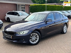 BMW 3-serie - 320i High Executive|Ketting vervangen|Carplay|Navigatie|Airco|Automaat|Cruise control|Nett