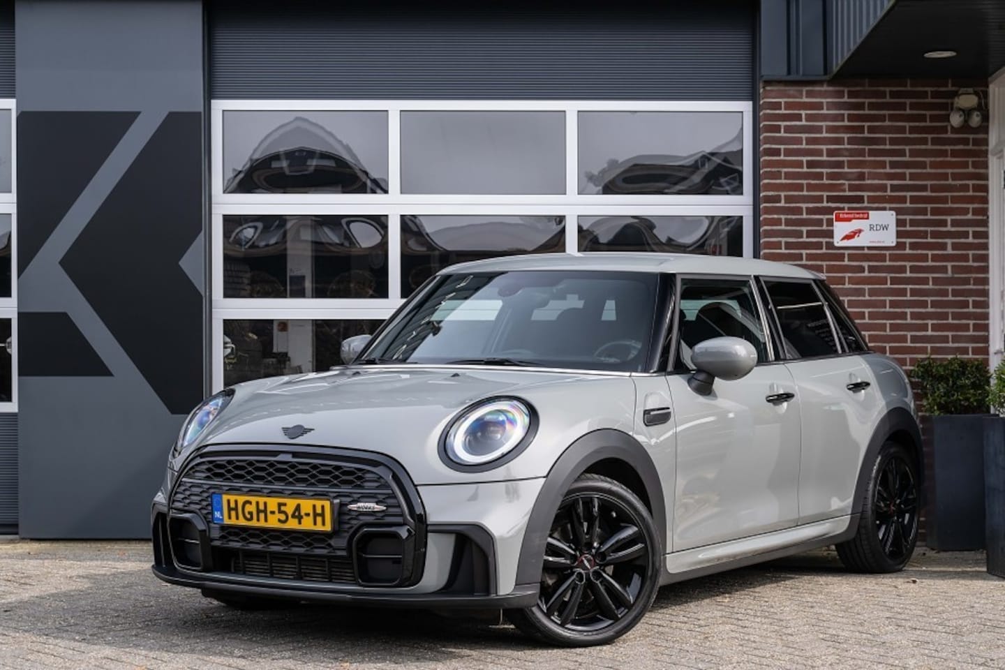 MINI John Cooper Works - Mini 1.5 Cooper | Head-Up Display | Comfort Access | Stoelverwarming | Adaptive Suspension - AutoWereld.nl