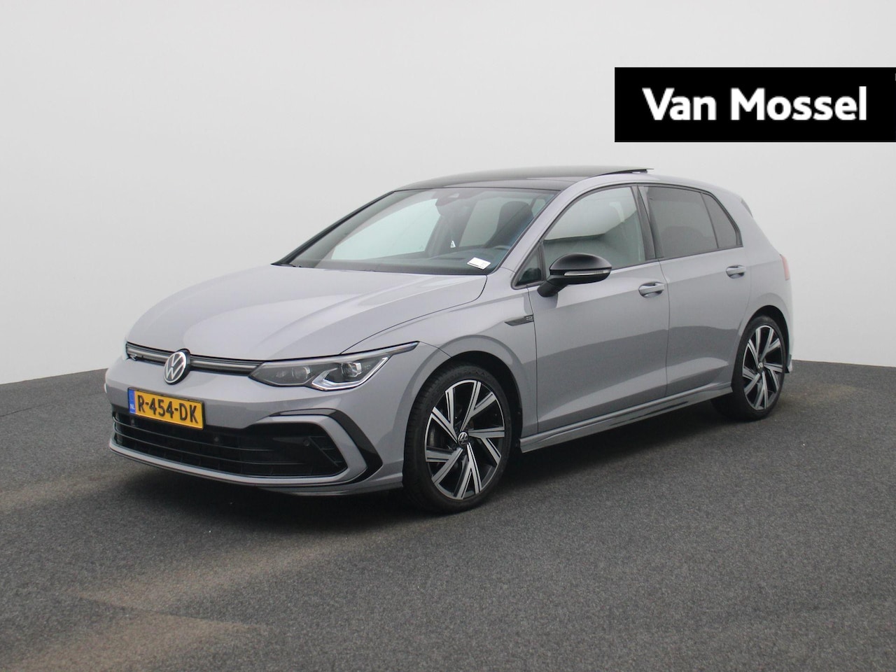 Volkswagen Golf - 1.5 eTSI Aut. R-Line | Panoramadak | IQ Light | BlackStyle | Winterpakket | HeadUp Display - AutoWereld.nl