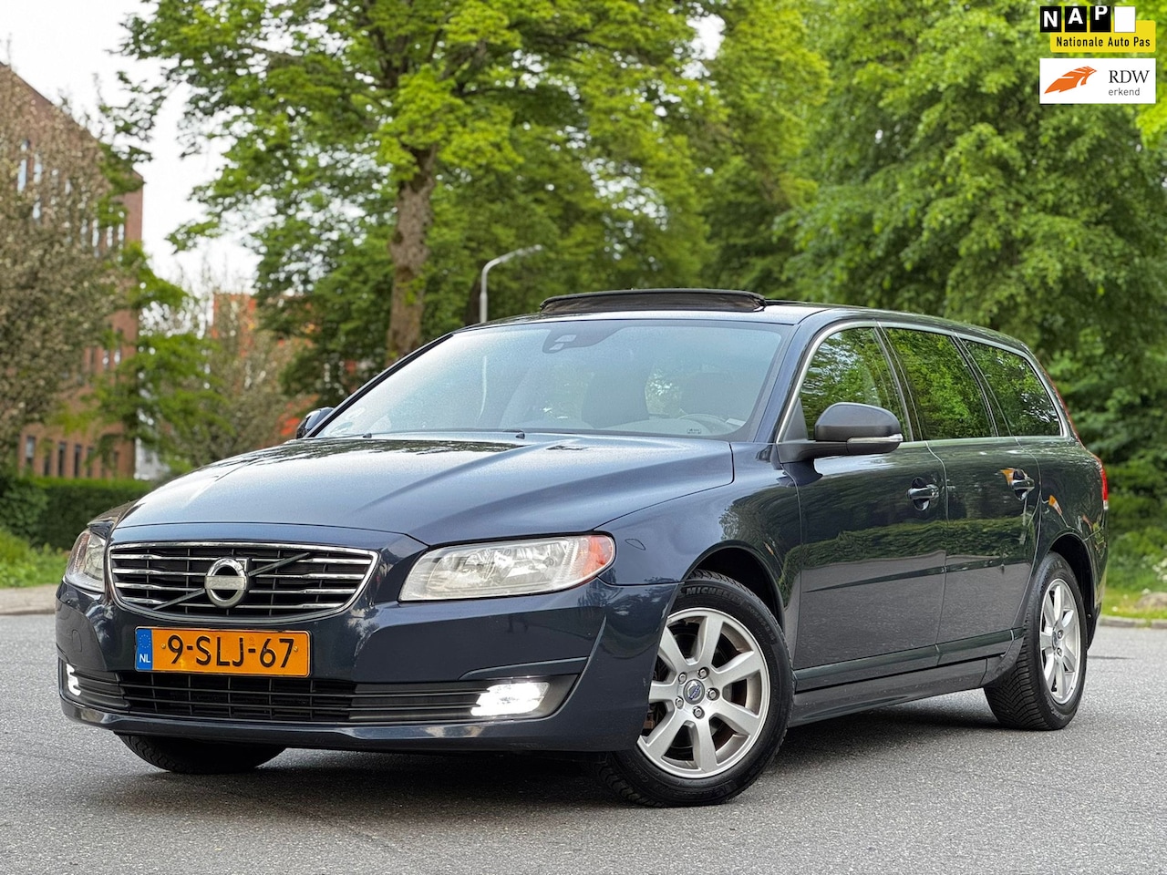 Volvo V70 - 1.6 D2 Kinetic|AUT|SCHUIFDAK|NAVI|PSENSOR|2XSLEUTELS|BOEKJES|ORIGINEEL NL - AutoWereld.nl