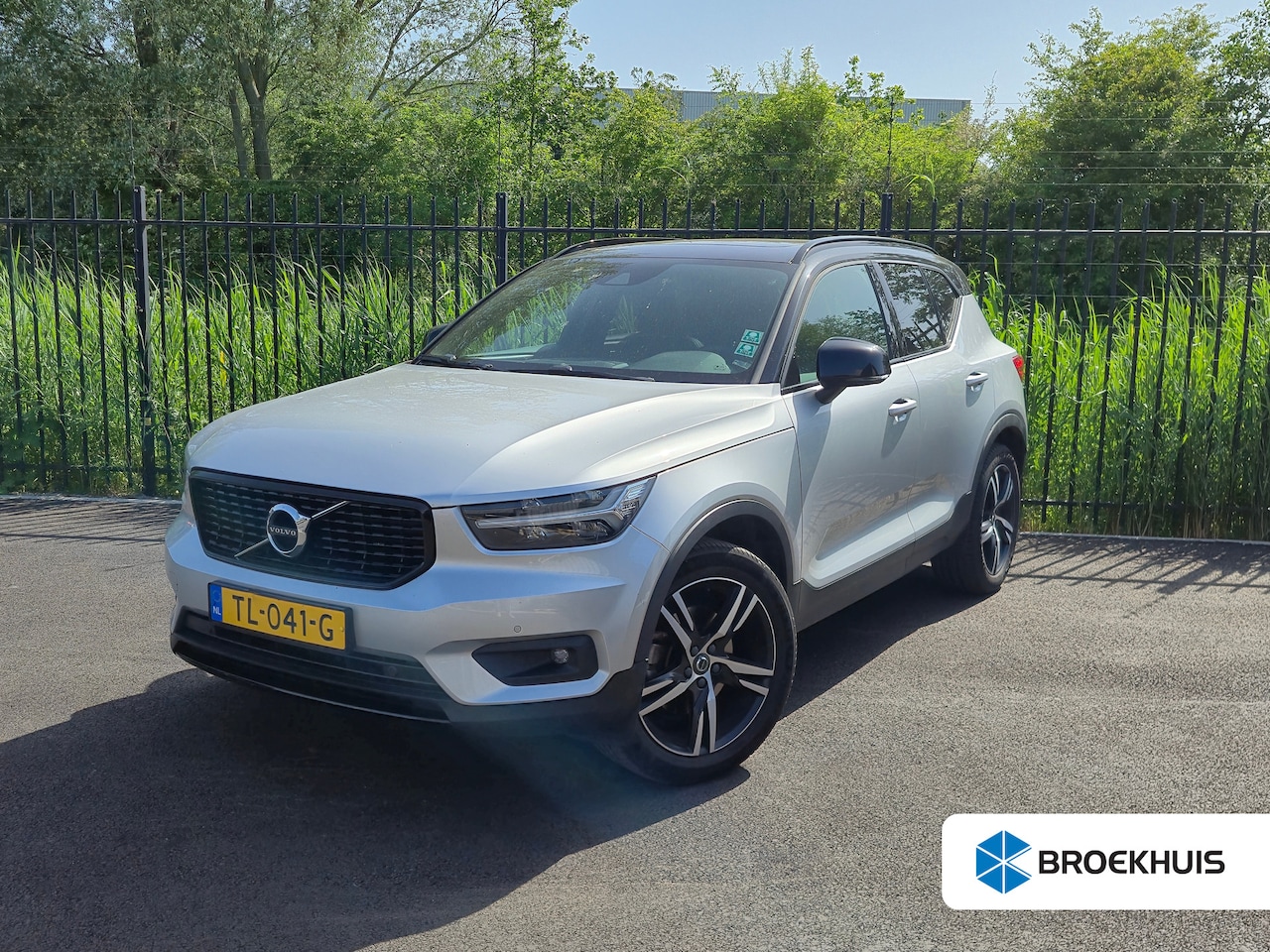 Volvo XC40 - 2.0 T4 R-Design | Panorama-dak |  Trekhaak afneembaar | Achteruitrijcamera | Cruise contro - AutoWereld.nl
