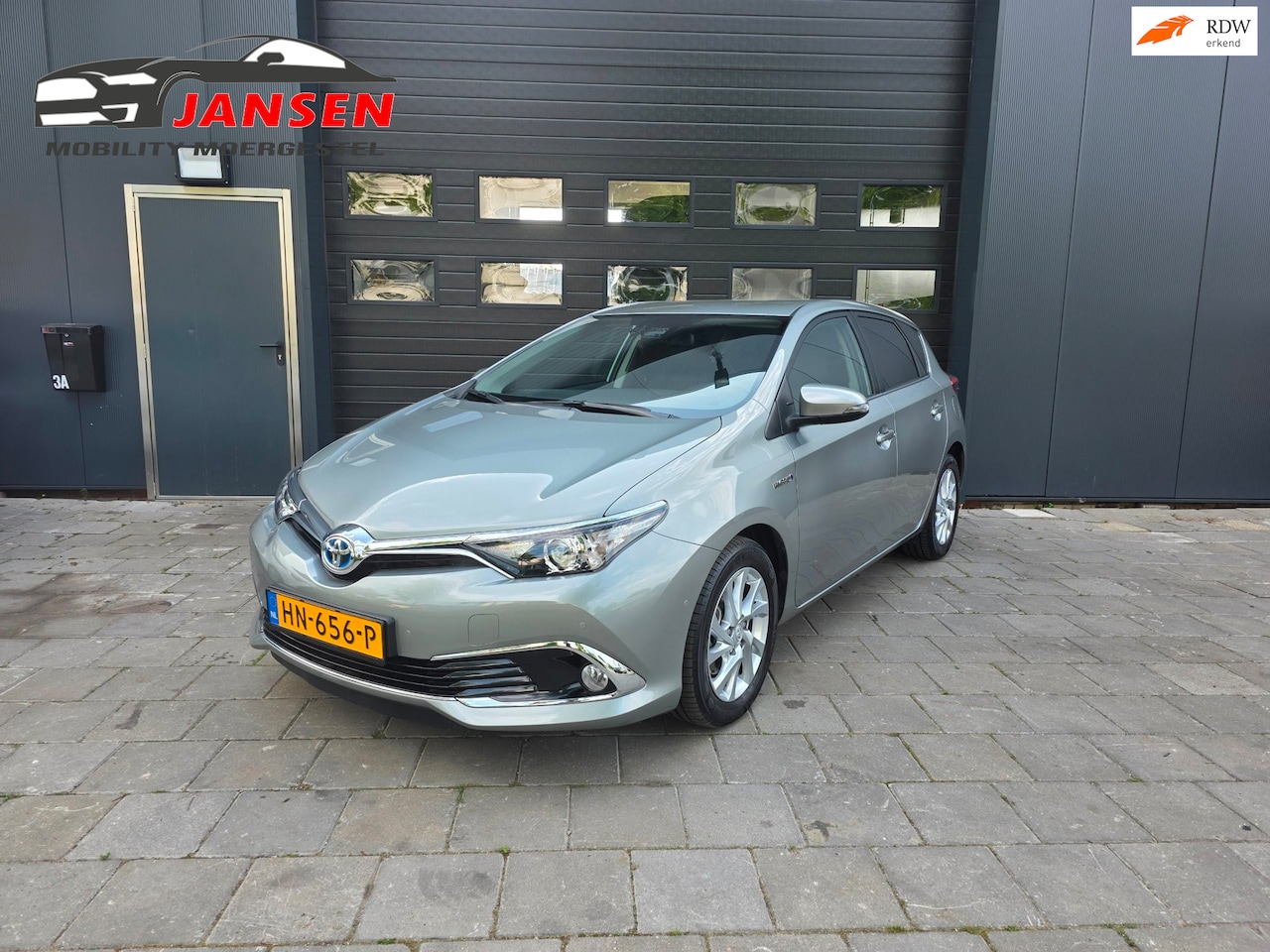 Toyota Auris - 1.8 Hybrid Executive | Parkeer sensoren | Leder | Camera | Cruise | Clima | Stoelverm. - AutoWereld.nl
