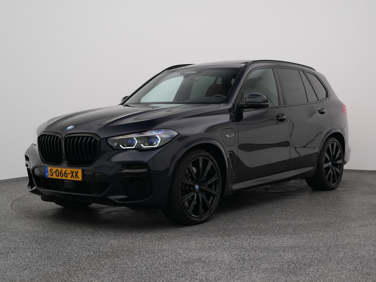 BMW X5 - xDrive45e High Executive M-Sport | PANO | 360° | HUD | H&K | LUCHTVERING | STOELMASSAGE. | - AutoWereld.nl