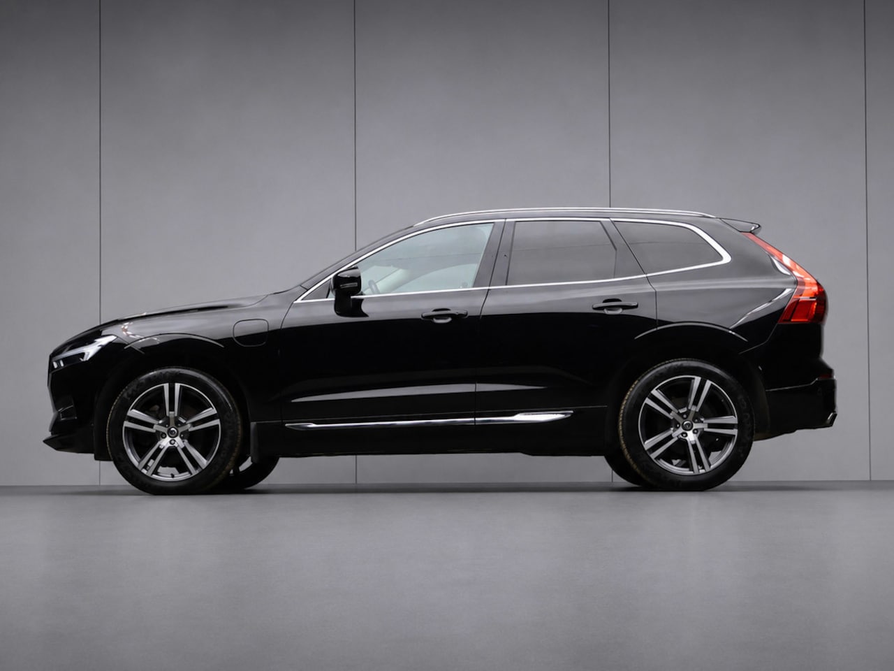 Volvo XC60 - 2.0 T8 Twin Engine AWD Inscription Sport (PANORAMADAK,NAVI,CAMERA,STOELVERWARMING,LED,GETI - AutoWereld.nl