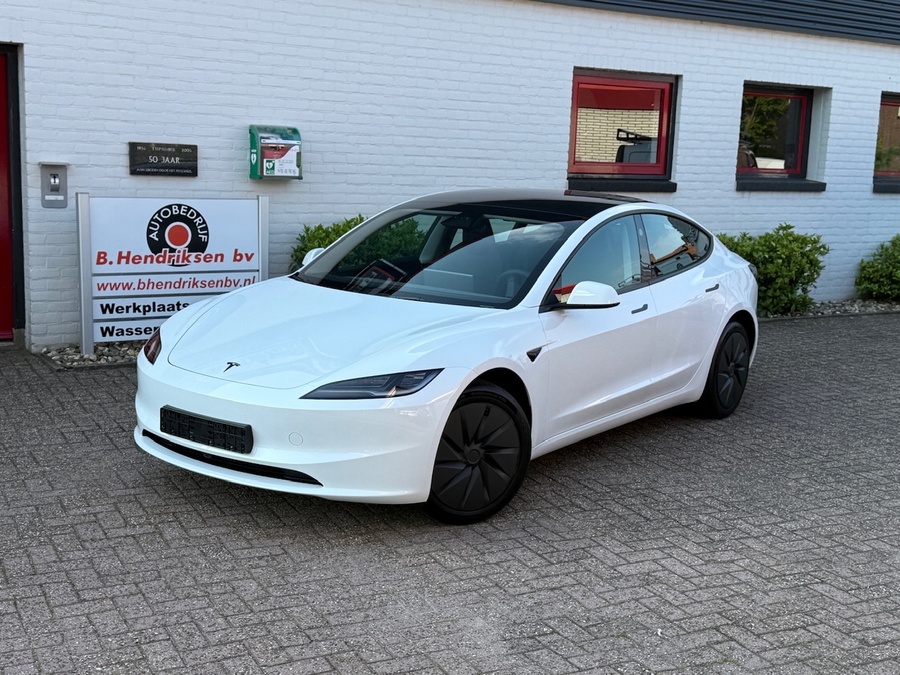 Tesla Model 3 - 60 KWH Standard achterwielaandrijving/ LFP accu/ Stoelverwarming/ Warmtepomp/ Camera voor/ - AutoWereld.nl