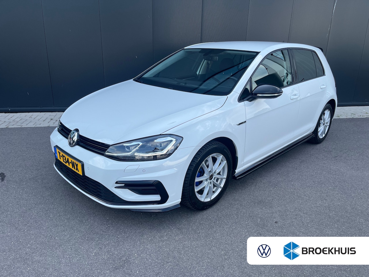 Volkswagen Golf - 1.5 TSI Highline 150 PK DSG | R-Line | Apple Carplay | {uitgelichte-opties} - AutoWereld.nl
