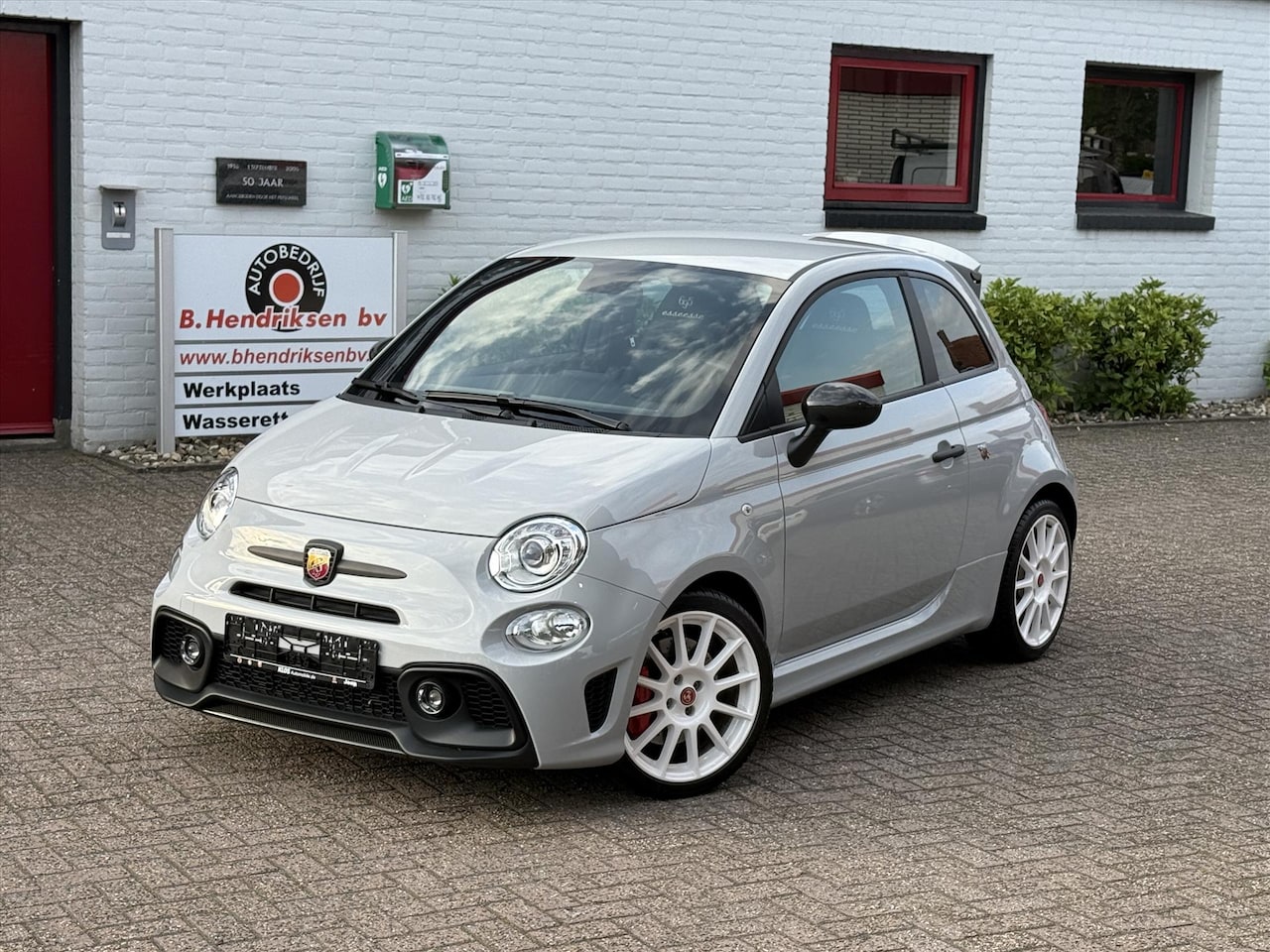 Abarth 695 - Essesse/ Sperdifferentieel/ Carbon pakket/ Akrapovic uitlaat/ Beats audio/ Xenon/ Urban pa - AutoWereld.nl