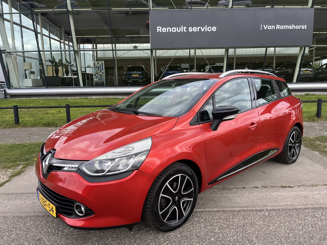 Renault Clio Estate - 0.9 TCe Expression / Trekhaak / Airco / Navi / 2e Pinksterdag open 09.30 - 17.00 uur - AutoWereld.nl