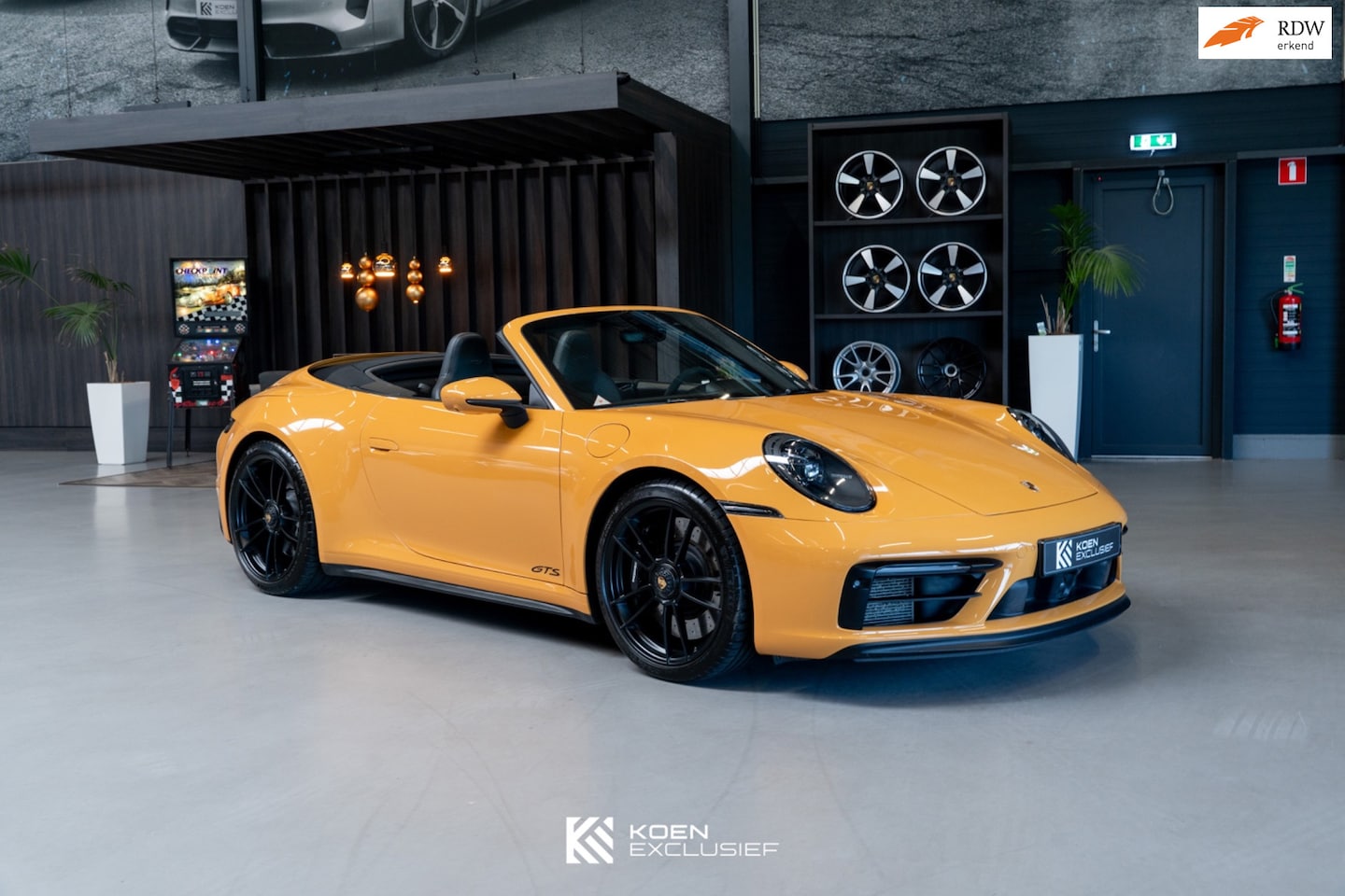 Porsche 911 Cabrio - 992 3.0 Carrera GTS (2022, NL) PTS Bahama yellow, Approved 01-08-2027, lift, Sport Design. - AutoWereld.nl