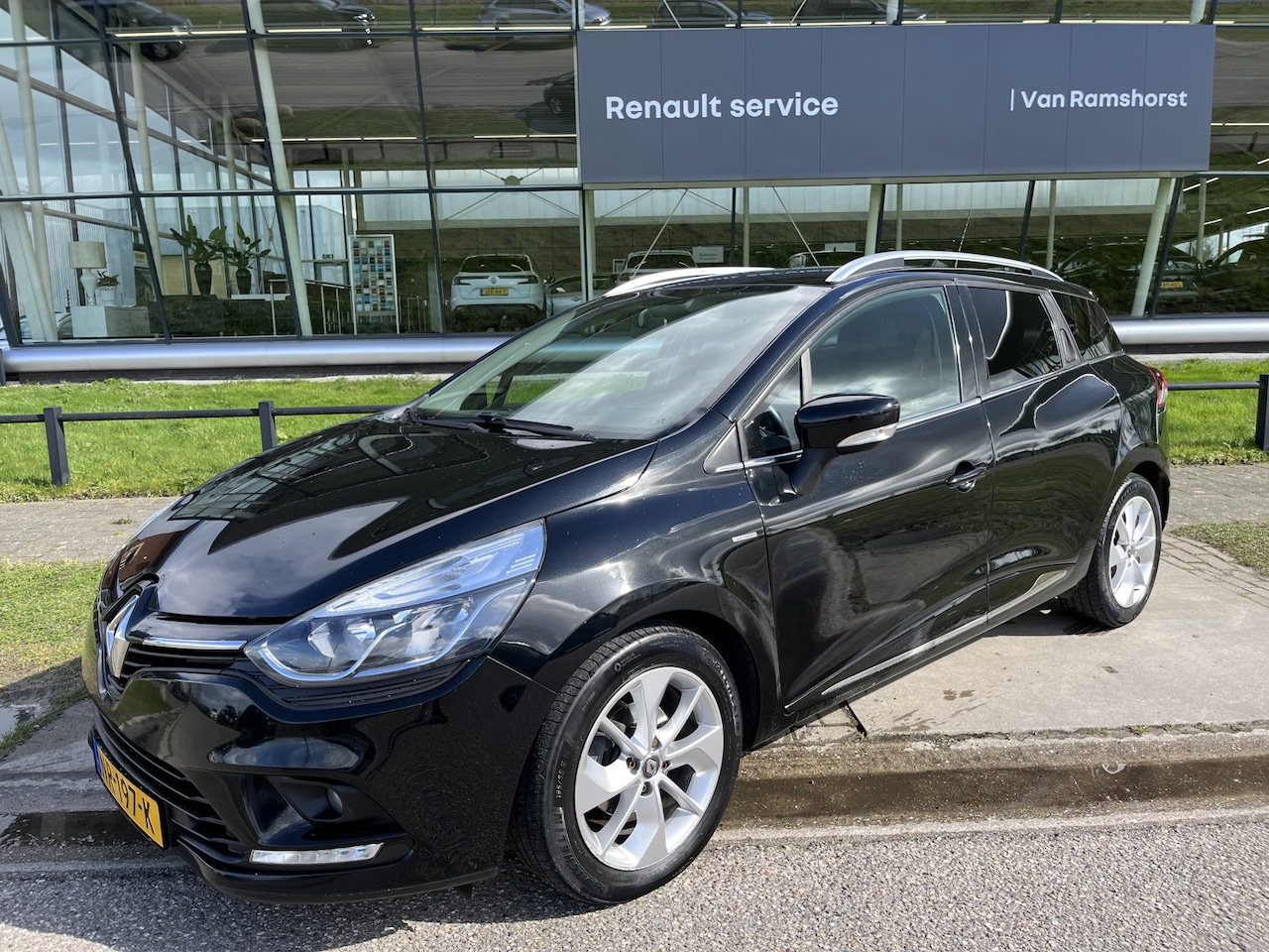 Renault Clio Estate - 0.9 TCe Limited / Trekhaak / Airco / Cruise / Elek Ramen V / 2e Pinksterdag open 09.30 - 1 - AutoWereld.nl