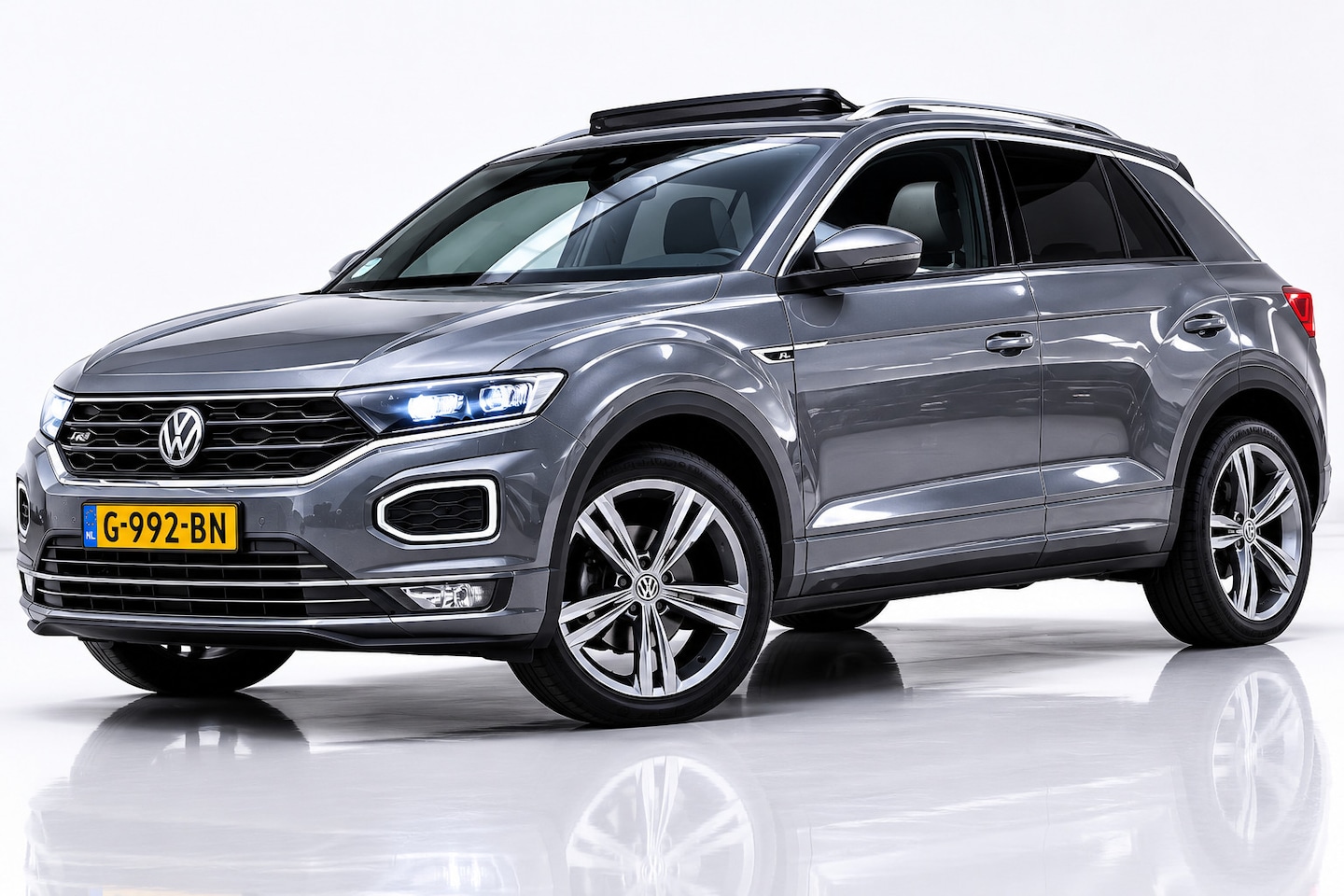 Volkswagen T-Roc - 1.5 TSI Sport R-Line | PANODAK | VIRTUAL COCKPIT | APPLE CARPLAY | ANDROID AUTO | NAP | AD - AutoWereld.nl