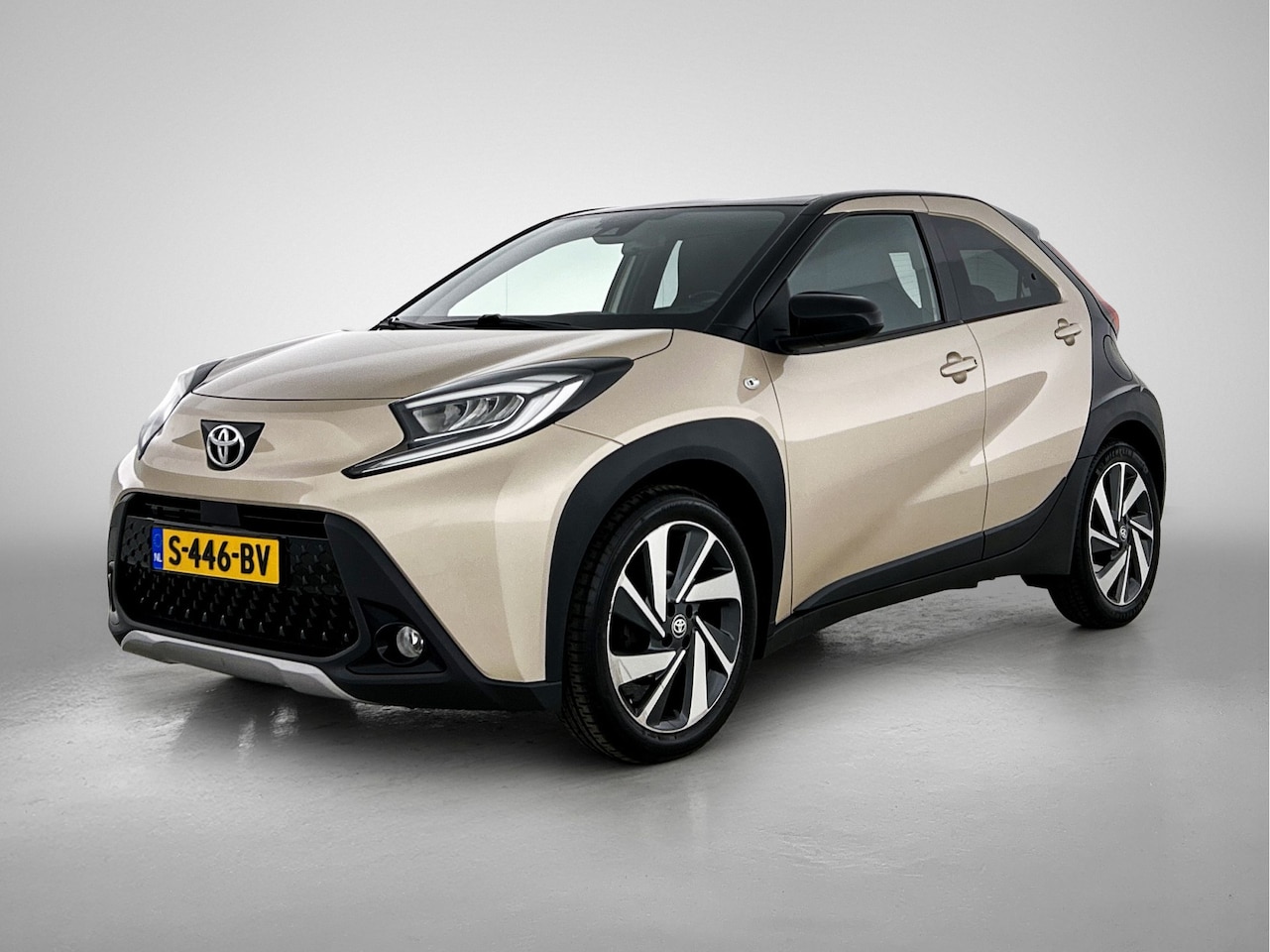 Toyota Aygo X - 1.0 VVT-i S-CVT Envy Automaat | Navigatie | JBL Soundsystem | Draadloos Opladen | Climate - AutoWereld.nl