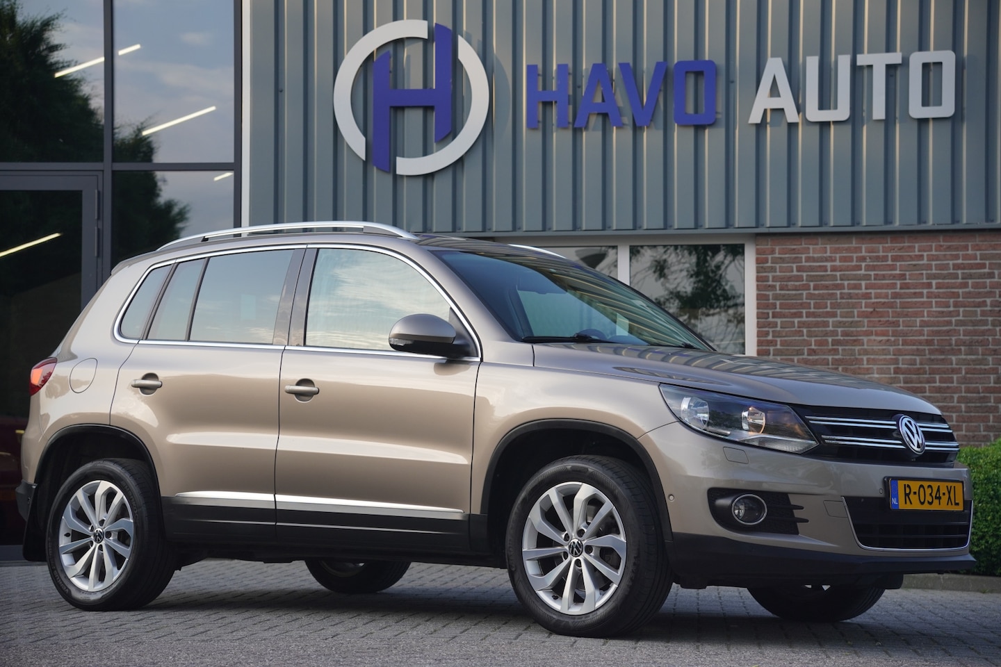 Volkswagen Tiguan - 2.0 TSI Sport&Style 4Motion, NAVI, TREKHAAK - AutoWereld.nl