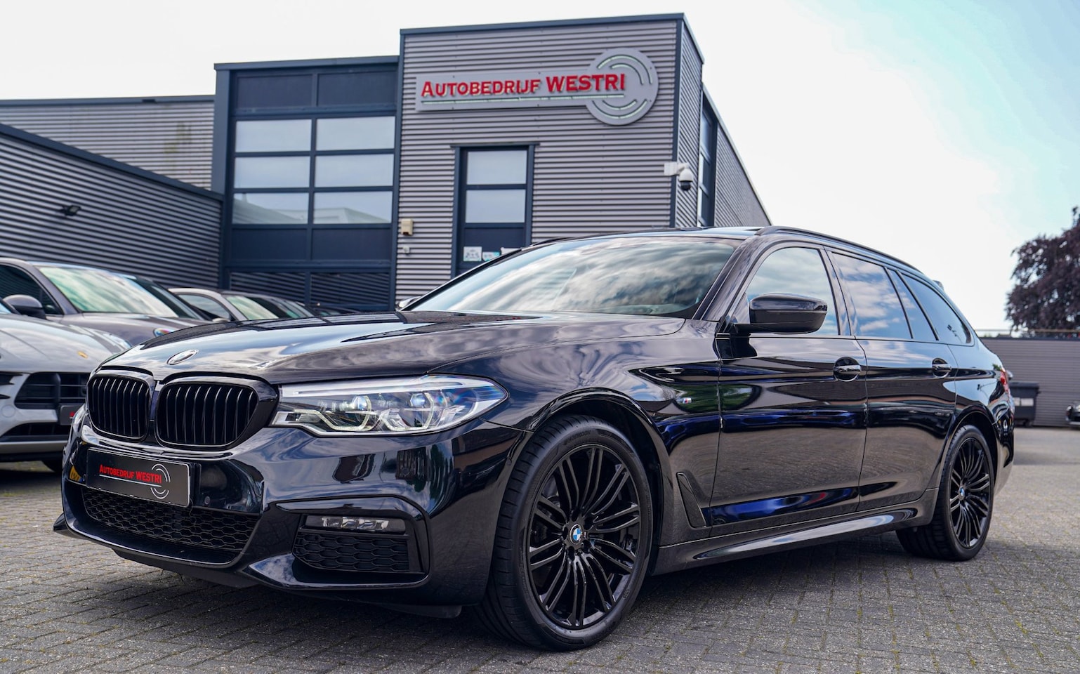 BMW 5-serie Touring - 520i High Executive | M-Pakket | Harman/Kardon | Panorama | Camera | Head up Display | LED - AutoWereld.nl